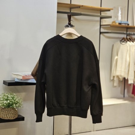 브이넥 자수 레터링 맨투맨