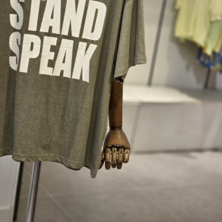 스탠드 박시 브이넥 티셔츠