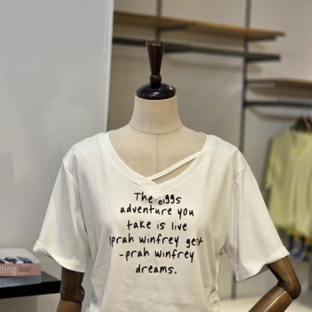 사선 브이넥 셔링 티셔츠