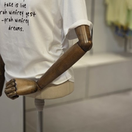 사선 브이넥 셔링 티셔츠