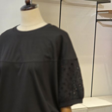 편칭 슬리브 반팔 티셔츠