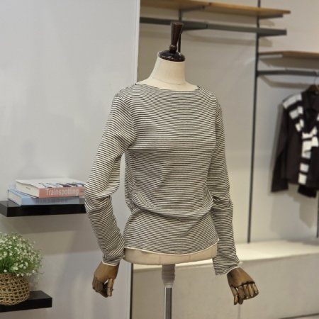 잔스트라이프 입술넥 니트