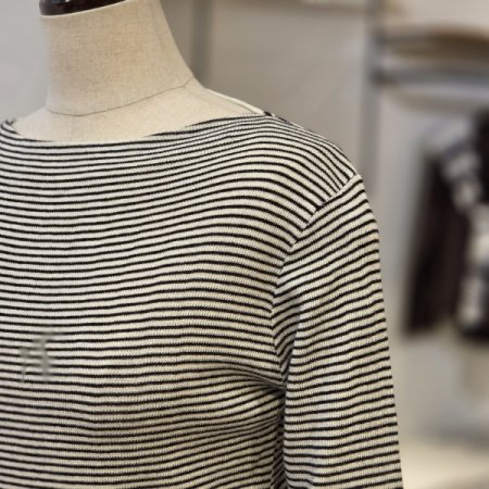 잔스트라이프 입술넥 니트