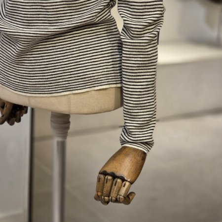 잔스트라이프 입술넥 니트