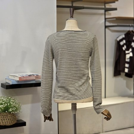 잔스트라이프 입술넥 니트