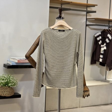 잔스트라이프 입술넥 니트