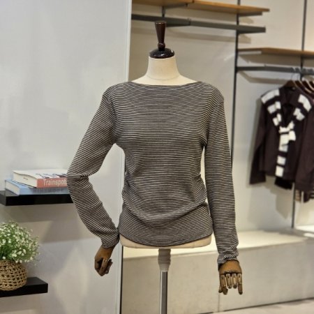 잔스트라이프 입술넥 니트