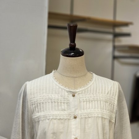 핀턱 레이즈 장식 블라우스