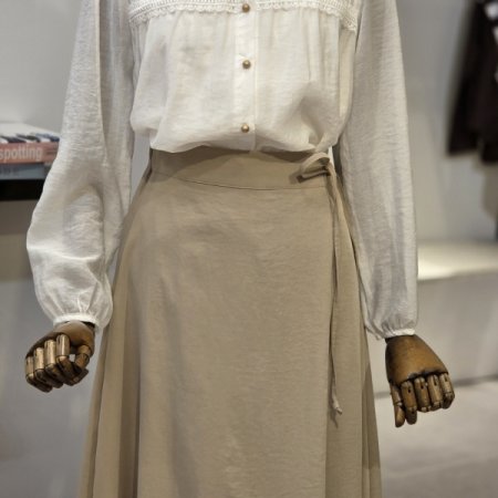 핀턱 레이즈 장식 블라우스