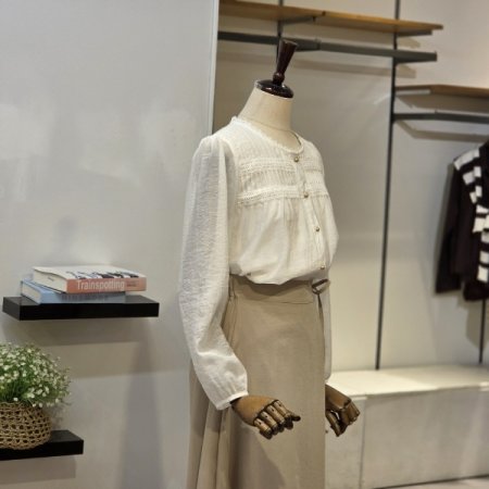 핀턱 레이즈 장식 블라우스