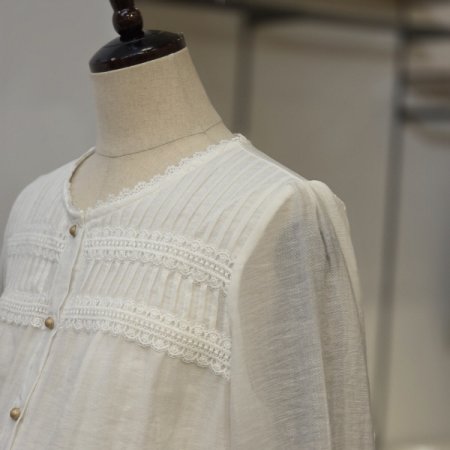 핀턱 레이즈 장식 블라우스