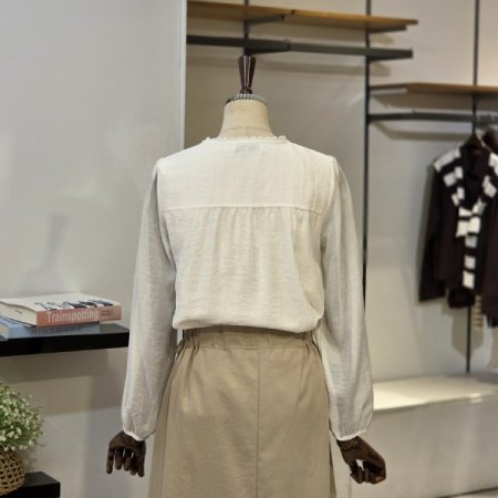 핀턱 레이즈 장식 블라우스