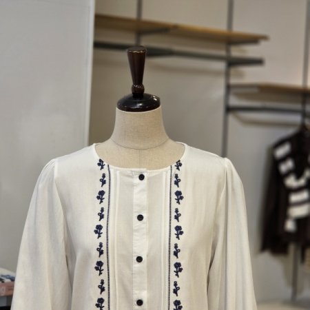 배색 자수 핀턱 블라우스