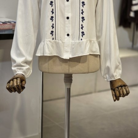 배색 자수 핀턱 블라우스