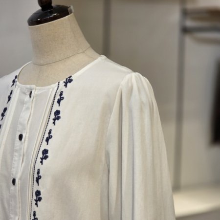 배색 자수 핀턱 블라우스