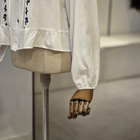 배색 자수 핀턱 블라우스