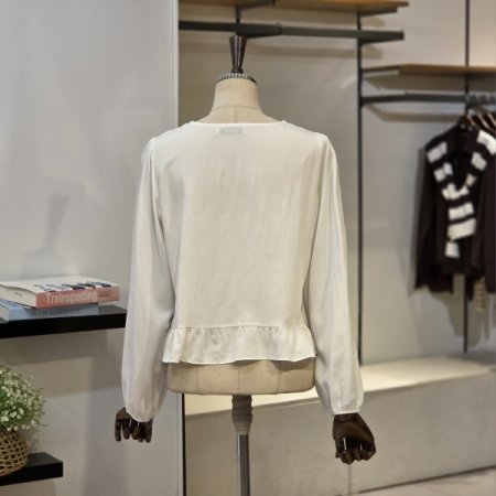 배색 자수 핀턱 블라우스