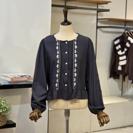 배색 자수 핀턱 블라우스