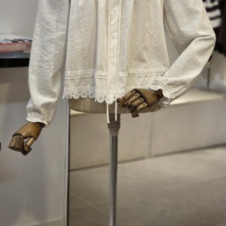 요크 셔링 레이드 밑단 블라우스