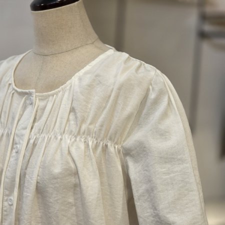 요크 셔링 레이드 밑단 블라우스