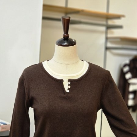 레이어드 버튼 장식 티셔츠