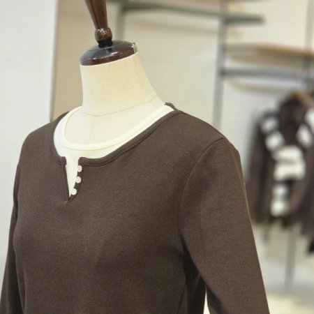 레이어드 버튼 장식 티셔츠