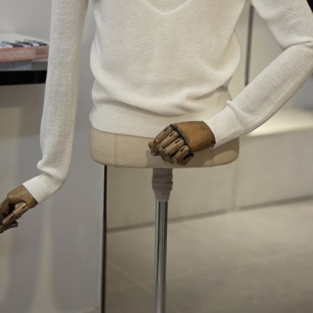 이중 레이어드 브이 니트