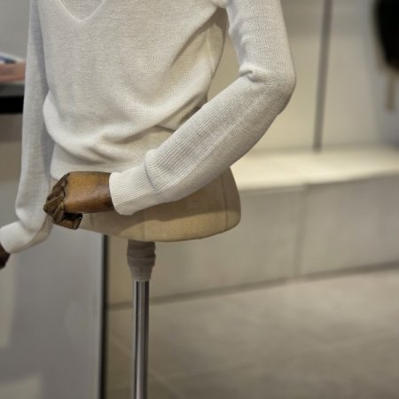 이중 레이어드 브이 니트