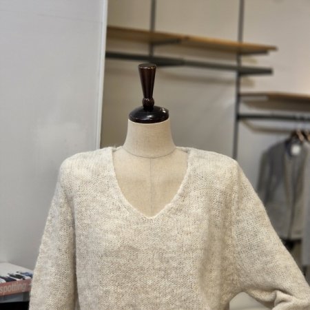 딥 브이넥 니트