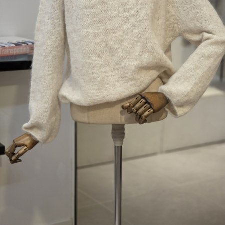 딥 브이넥 니트