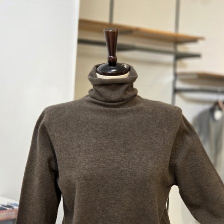 폴라 홀가먼트 니트