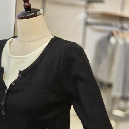 스트링 배색 라운드 니트