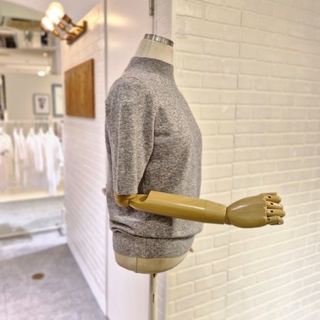 르반목절개소매니트