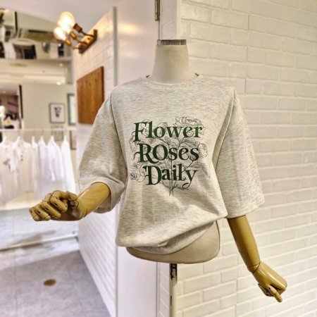 르레터링로즈티셔츠