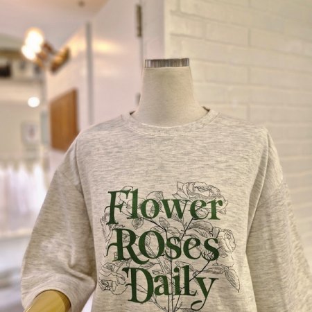 르레터링로즈티셔츠