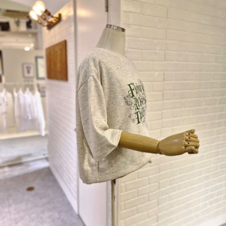 르레터링로즈티셔츠