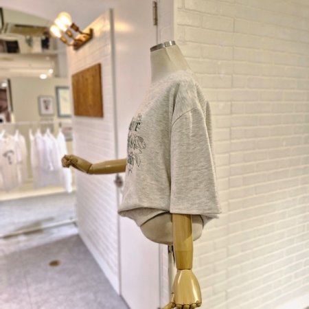 르레터링로즈티셔츠