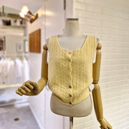 르컬러단추꽈조끼