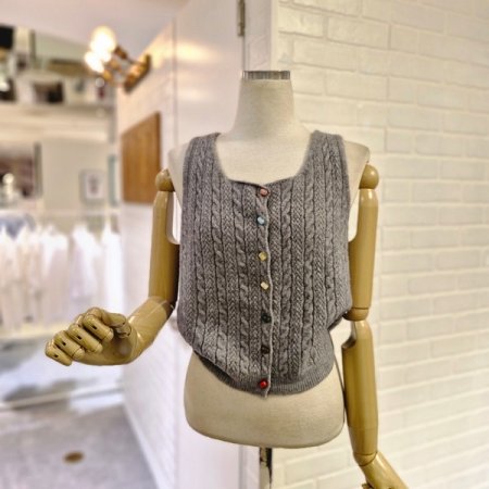 르컬러단추꽈조끼