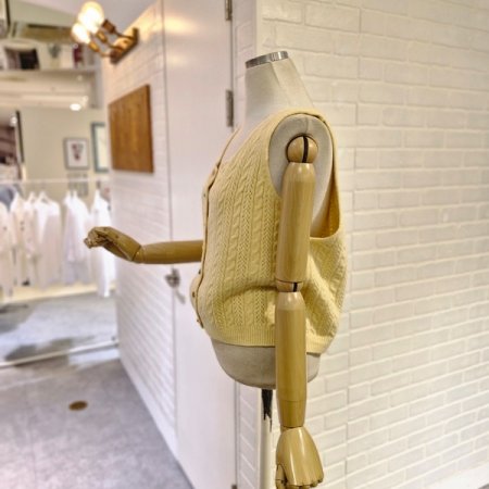 르컬러단추꽈조끼