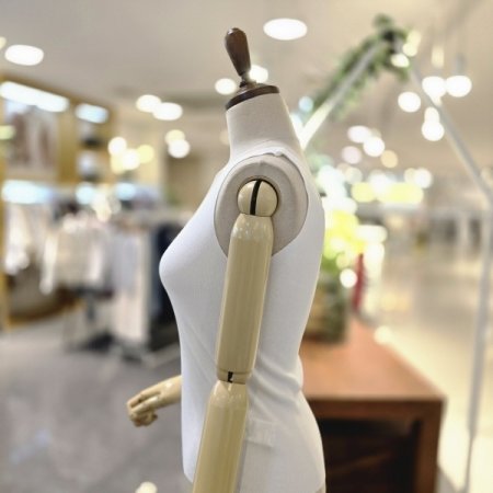 스퀘어넥 민소매니트