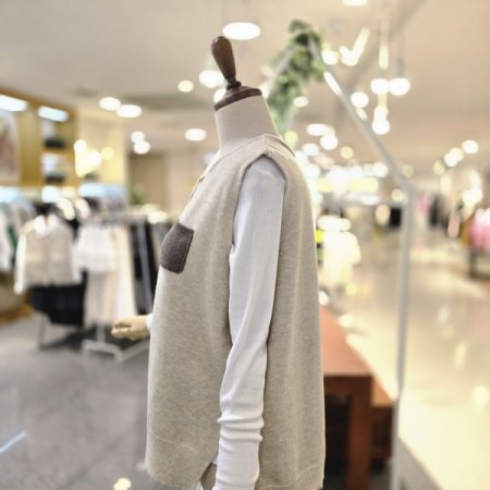 배색단추주머니 조끼