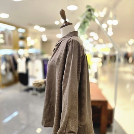 줄단추 블라우스