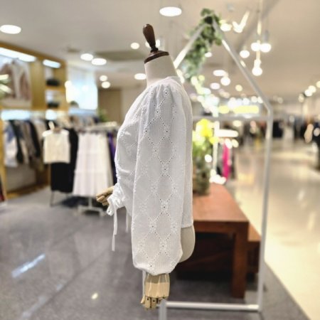 셔링펀칭 V 블라우스