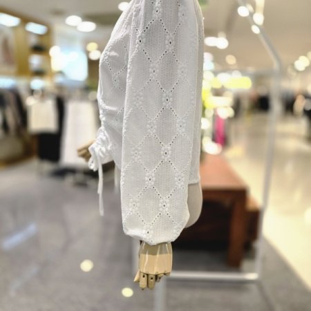 셔링펀칭 V 블라우스