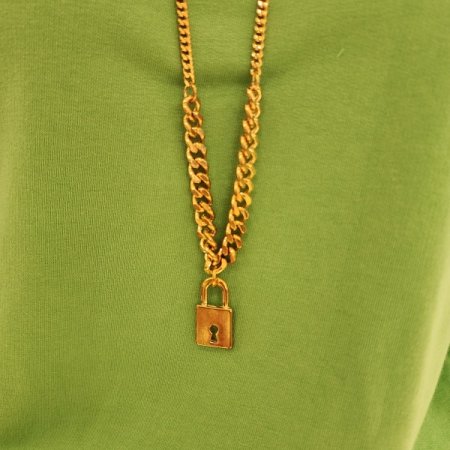 자물쇠체인 어깨접힘디테일 티셔츠