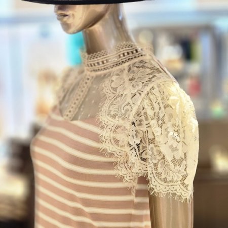 어깨레이스 단가라하이넥티셔츠