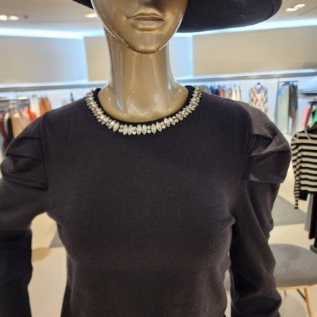 라운드넥큐빅장식 니트티셔츠