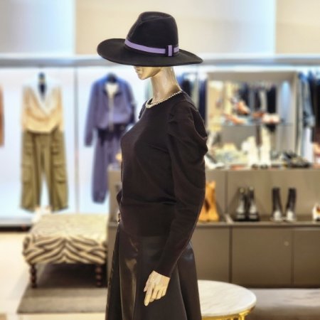 라운드넥큐빅장식 니트티셔츠