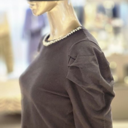 라운드넥큐빅장식 니트티셔츠